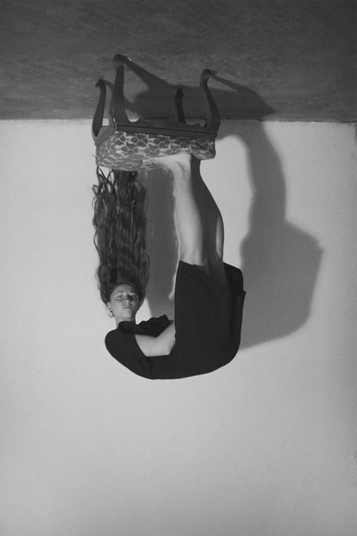 le salut d’une femme collée au plafond par les pieds et les cheveux sur la chaise sur laquelle elle est montée, « qui occupe sur la terre le point diamétralement opposé à un autre »