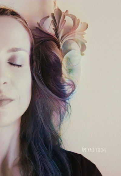 La moitié gauche de mon visage. Les yeux fermés. Mes cheveux s'enroulent autour d'une sculpture de bois clair représentant un visage, lui-même les yeux fermés.