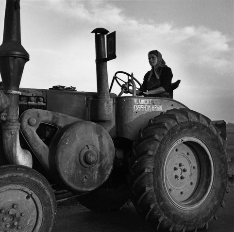 jeune alsacienne conduisant un tracteur, 1958
