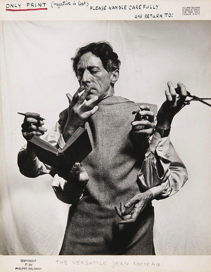 Jean Cocteau lisant, écrivant, fumant, maniant des ciseaux et parlant avec les mains simultanément grâce à ses six bras