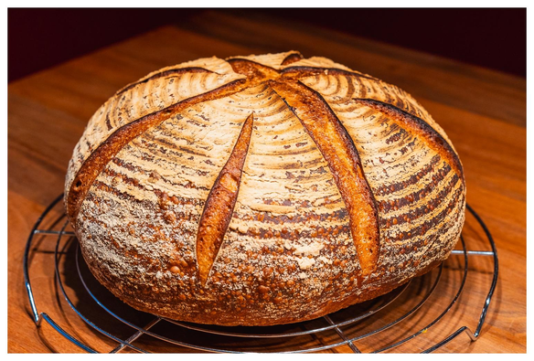 Brot auf Gitter auf Tisch.