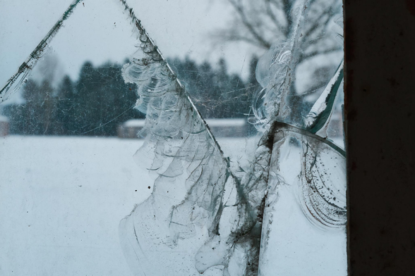 Nahaufnahme einer gesprungenen Fensterscheibe. 