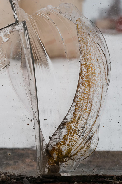 Nahaufnahme einer gesprungenen Fensterscheibe. 