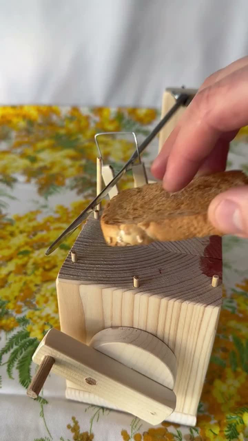 une machine en bois, à manivelle, garantie sans intelligence artificielle, conçue par un ingénieur innovant pour épargner à l’être humain la corvée d’étaler la confiture sur ses biscottes