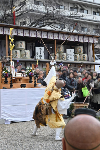大護摩祈祷の冒頭の法弓の儀で、空に向かって弓を射る山伏。/ 2026.02.02 壬生寺から