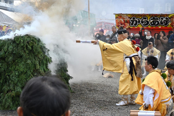 護摩木を火へ下から投げるように焚べる山伏。/ 2026.02.02 壬生寺から
