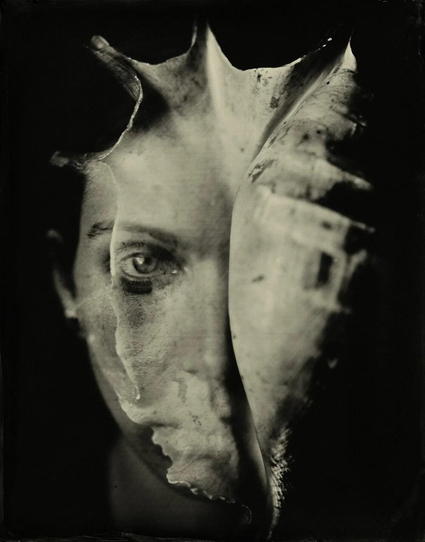 l’oeil d’une femme reste visible sous la feuille en surimpression sur son visage