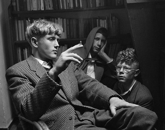 trois jeunes gens sur le point d’entrer sur le marché du travail