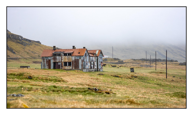 Verfallene Häuser in karger Landschaft