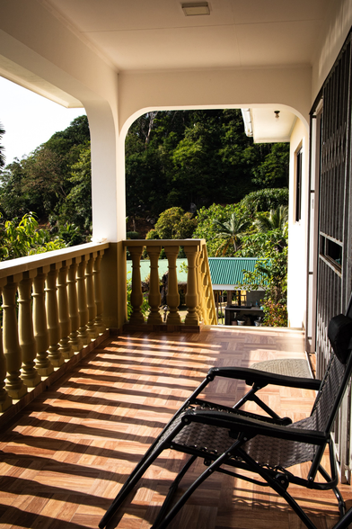 sonnendurchfluteter Balkon.