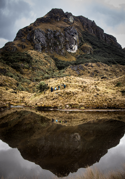 Ein Berg, der sich im Wasser spiegelt.