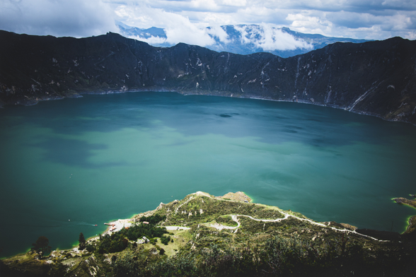 Ein Kratersee mit azurblauem Wasser.