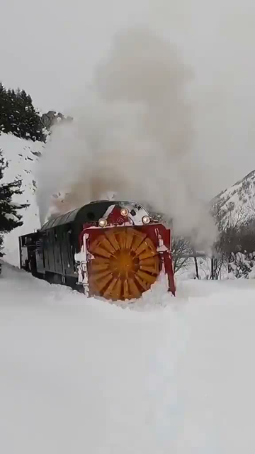 Suisse : la seule locomotive fraiseuse à neige à vapeur encore en fonction dans le monde