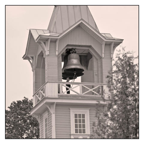 Glockenturm einer Holzkirche mit Glöckner
