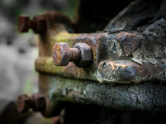 Irgendeine Stahlkonstruktion mit großer Schraube, Mutter usw. Tragende Eingeschaften. Stark verrostet (außen) und mit Patina behaftet. Tut nach wie vor Dienst.