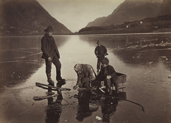 lac de montagne et pêcheurs sur glace