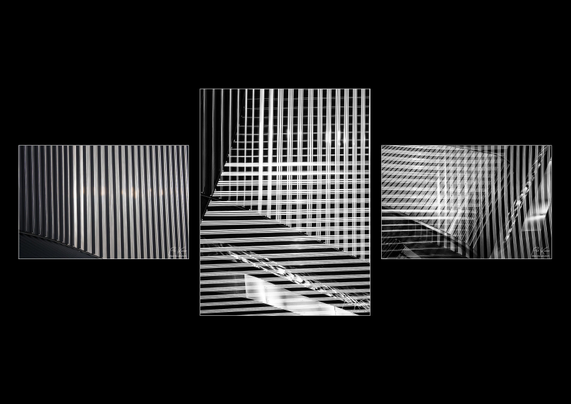 Il s'agit d'un triptyque sur fond noir avec une photo en format vertical entre deux photos en format horizontal avec de gauche à droite :
1) une première captation d'une partie du bâtiment (en couleur, si, si… même si c'est pratiquement du noir et blanc), le revêtement en, j'imagine, plaques d'aluminium verticales et présentant donc de nombreuses droites ombragées verticales.
2) la première captation a été cumulée, en basculant l'appareil photo à 90°, avec une seconde captation d'une partie à peu près semblable du bâtiment, le tout est passé en monochrome et on obtient des lignes horizontales, verticales et certaines obliques.
3) ces deux captations sont cumulées à une troisième captation au cadrage plus large, le tout est également passé en monochrome. Et là, le résultat est pratiquement indescriptible par des mots.