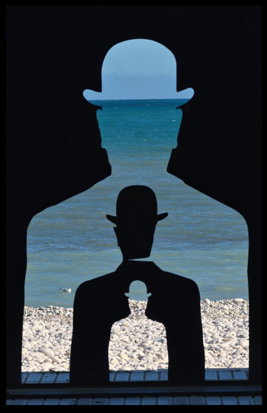 Kunst im öffentlichen Raum am Strand von Altea, eine Metallskulpture zeigt Negativformen des 'Mann mit Bowler' als Hommage an den Surrealisten Magritte. Dahinter heller Steinstrand, blaues Meer und Himmel