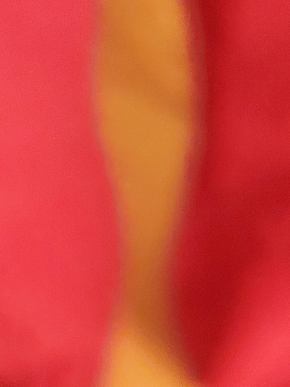 Profile of a blurred orange, slender figure with head, neck, shoulders, against a red background. In fact, this is a top-down shot of my two red felt slippers on a light-coloured floor. The space between the shoes has the shape of an elongated bust, typical of Modigliani's work.

🇩🇪 Profil einer verschwommenen orangefarbenen, schlanken Gestalt mit Kopf, Hals und Schultern vor rotem Hintergrund. Tatsächlich handelt es sich hierbei um eine Aufnahme meiner beiden roten Filzpantoffeln auf einem hellen Boden von oben. Der Raum zwischen den Schuhen hat die Form einer länglichen Büste, wie sie für Modiglianis Werke typisch ist.