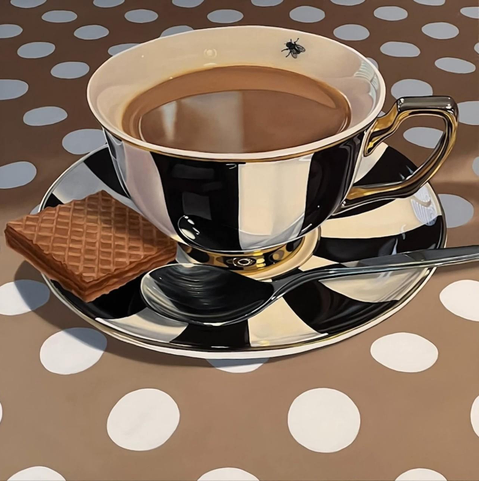 une mouche sur le rebord d’une appétissante tasse de chocolat chaud