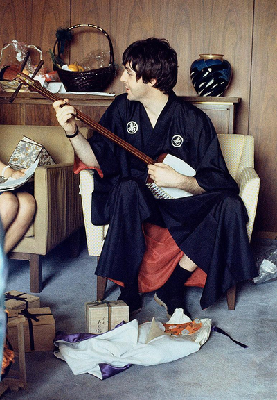 le bassiste et interprète du groupe de rock The Beatles, en kimono, jouant du shamisen (luth japonais)