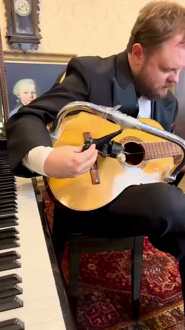 Fabricio André Bernard Di Paolo, connu professionnellement sous le nom de Lord Vinheteiro, né le 22 janvier 1980 à Sao Paulo, pianiste, ingénieur du son, YouTubeur, commentateur et humoriste brésilien, interprète la musique du parrain au Cantareel (vielle à roue hybride ou guitare à manivelle)