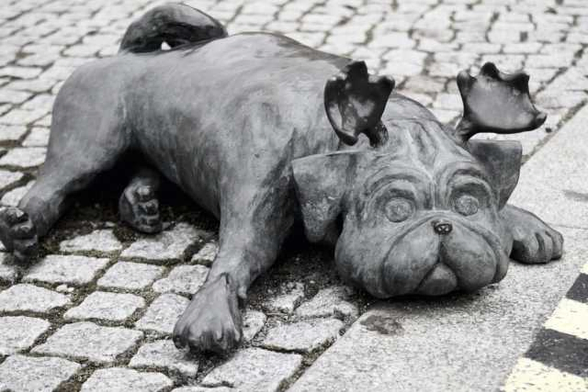 
Liegender Waldmops. Bronzestatue von Clara Danke
