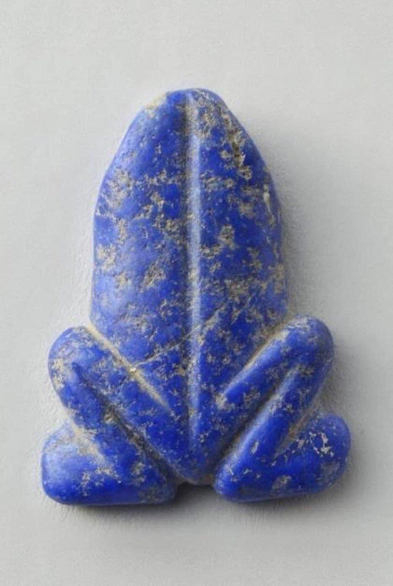 amulette sumérienne en forme de grenouille, vieille de 5 500 ans, sculptée dans du lapis-lazuli