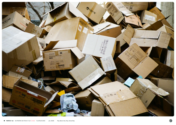 수 없이 많은 택배 종이 상자가 가득 있는 모습.