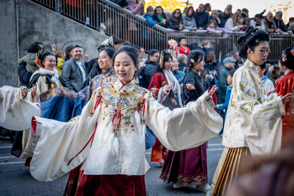 Noies amb vestits tradicionals xinesos en les celebracions de l'any nou xinès a Barcelona