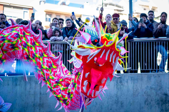 Drac festiu i dansaire a les celebracions de l'any nou xinès a Barcelona.