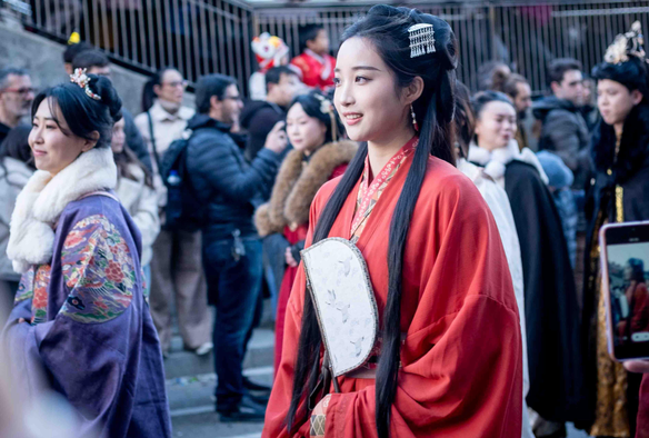Noia amb vestit tradicional xinès a les celebracions de l'any nou xinès a Barcelona.