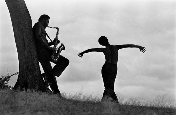 une femme danse sur la musique d’un saxophone