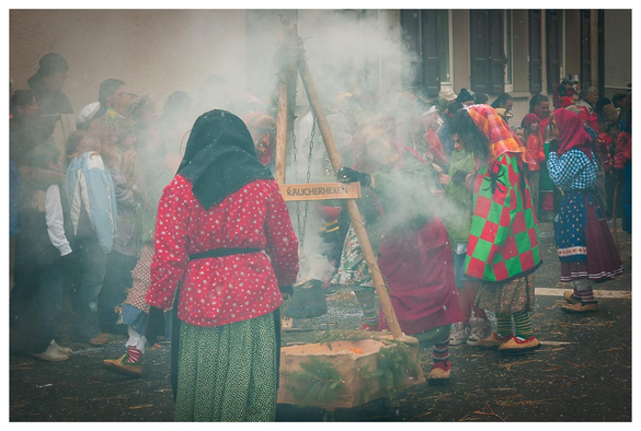 Räucherhexen räuchern die Straße aus.