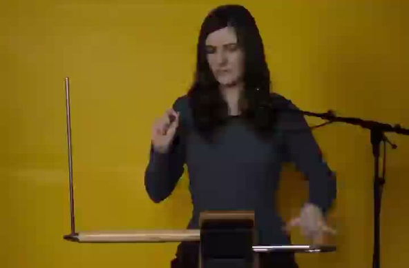 une jeune femme appelle au calme en générant une musique apaisante en bougeant les mains