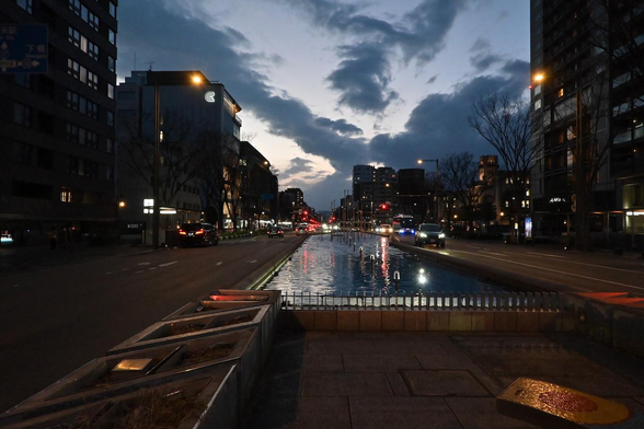 日没直後くらいの木屋町御池。奥に見える雲が部分的にオレンジがかっている。/ 2026.02.18 木屋町御池から