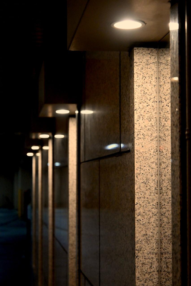 オフィスビルのガレージ脇の照明。/ 2026.02.18 御池通から