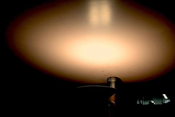 京都市営地下鉄の入口の間接照明。/ 2026.02.18 寺町御池から