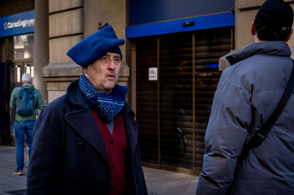 Home portant barretina blava doblada al davant.