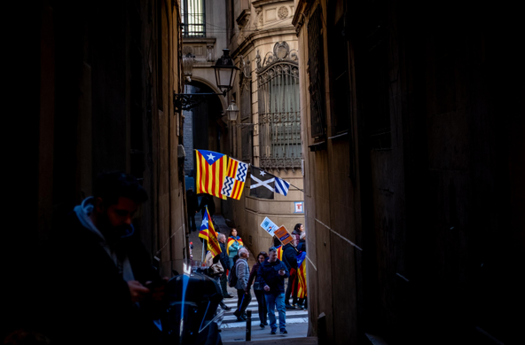 Grup de manifestants enarborant diverses banderes a l'altura de Jaume I, de Barcelona. 