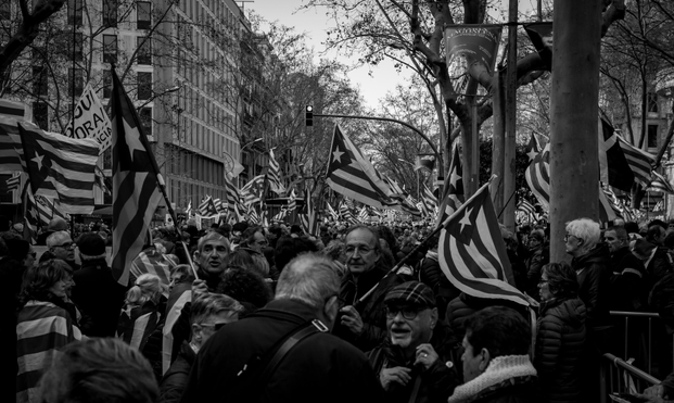 Grup de manifestants a favor de fer fora la Renfe de Rodalies i queixar-se del maltractament que rep la ciutadania catalana per part de la xarxa ferroviària espanyola.
