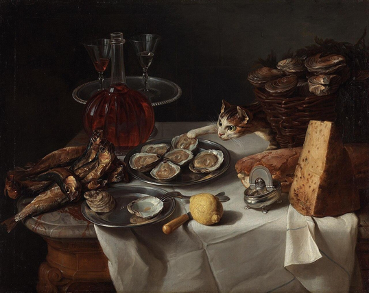 nature morte au chat dans la pénombre tendant la patte sur la table dressée vers l’odeur irrésistible des huitres et des harengs