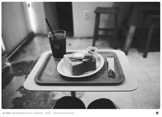 커피 리브레 연남점, 테이블 위에 아메리카노와 브릭 토스트가 올려져 있는 모습.