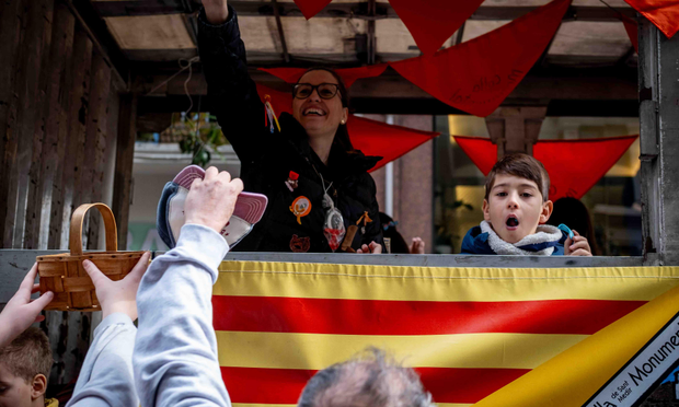 Nen que mostra sorpresa en veure la gent que demana més caramels amb barrets i cistellets a les mans.