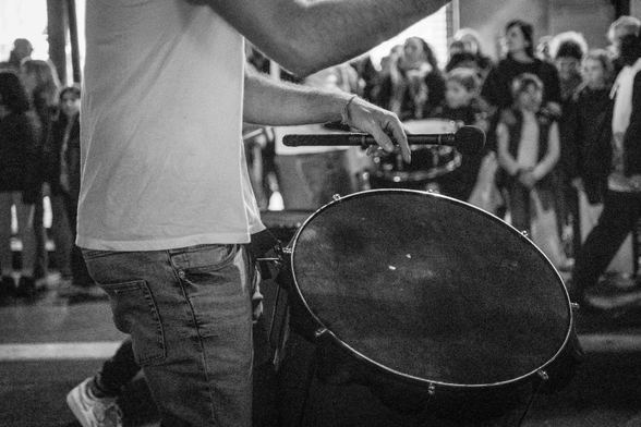 Primer pla d'un tambor durant la rua de Sant Medir al carrer Gran de Gràcia.