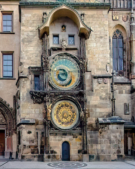 Das Bild zeigt die Prager Astronomische Uhr, die an der steinernen Fassade des Prager Altstädter Rathauses angebracht ist. Die Uhr verfügt über zwei große, runde Zifferblätter: Das obere Zifferblatt hat eine blaue und goldene Oberfläche mit dem lateinischen Text "HOROLOGIUM" über dem zentralen Bereich, und das untere Zifferblatt zeigt ein gelb-schwarzes dekoratives Muster. Gotische architektonische Elemente, darunter spitzbogige Fenster, geschnitzte Steindetails und Statuen, die sich auf beiden Seiten der Zifferblätter befinden, umgeben die Uhr. Die Steinwand des Gebäudes, die aus verwitterten beigen und grauen Blöcken besteht, enthält kleine rechteckige Fenster oberhalb der Uhr und eine dunkelblaue Tür unterhalb des unteren Zifferblatts. Zusätzliche dekorative Schnitzereien und Verwitterungsspuren sind an den angrenzenden Gebäudeteilen sichtbar.

Bereitgestellt von @altbot, privat und lokal generiert mit Qwen3-Vl:8b