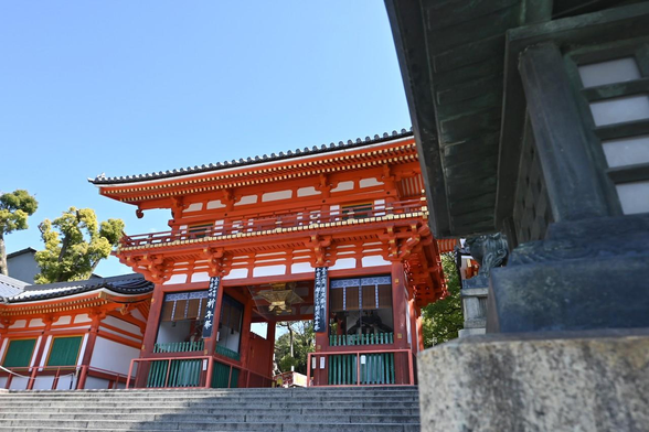 四条通の東の突き当りで、東大路通に面した八坂神社西楼門。/ 2026.03.12 八坂神社から