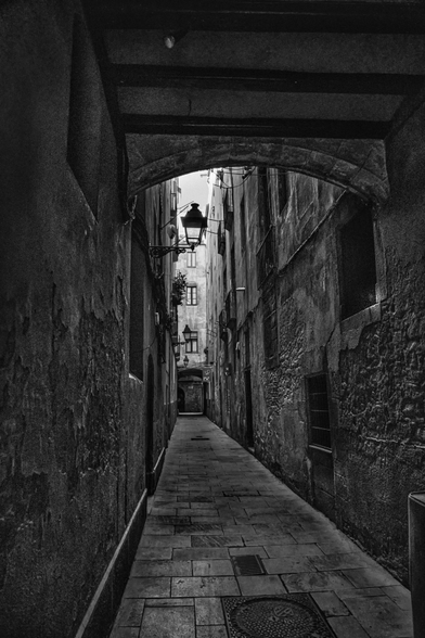 Schwarz Weiss Aufnahme einer kleinen, engen Altstadtgasse in Barcelona