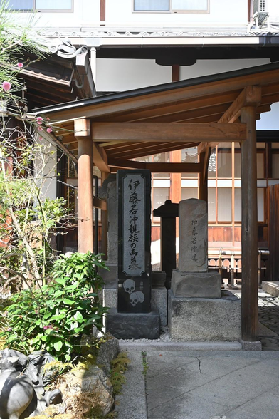 本堂のそばに建つ伊藤若冲親族の墓。宝蔵寺は伊藤若冲ゆかりの寺としても有名。/ 2026.03.10 裏寺通・宝蔵寺から