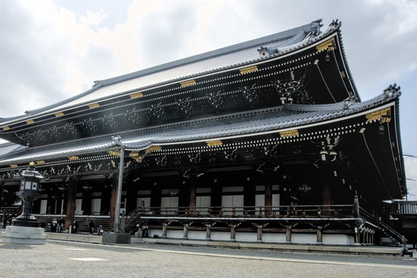 御影堂門をくぐって真正面に建つ御影堂。/ 2026.03.15 東本願寺から